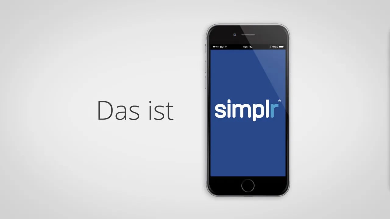 Ein Smartphone auf hellgrauem Hintergrund mit dem simplr-App-Logo im Display und dem Text 