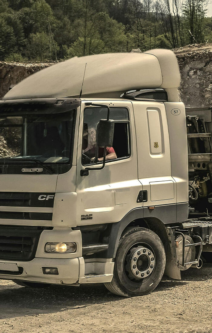 ein LKW in einem Steinbruch
